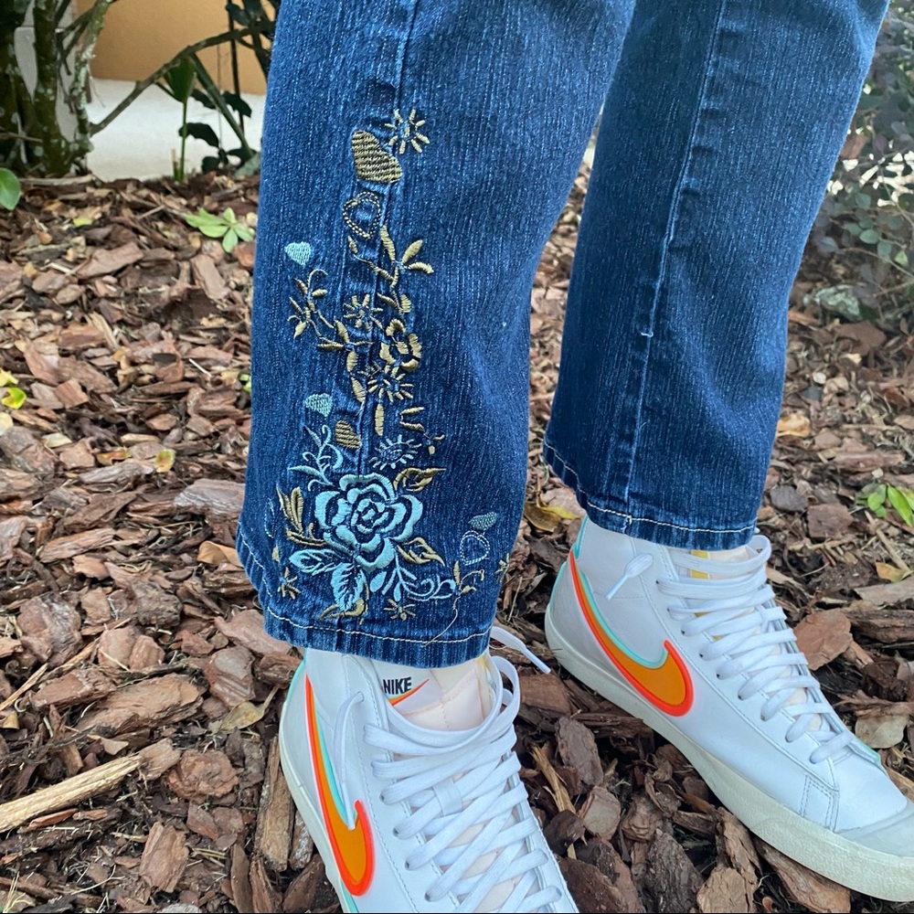 Apollo Petites Womens Blue Denim Jeans Embroidered Floral Design Size 6 EUC